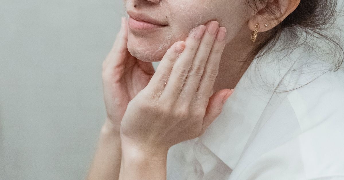 Skóra reaktywna bez tajemnic: pielęgnacja, która koi i wzmacnia barierę ochronną