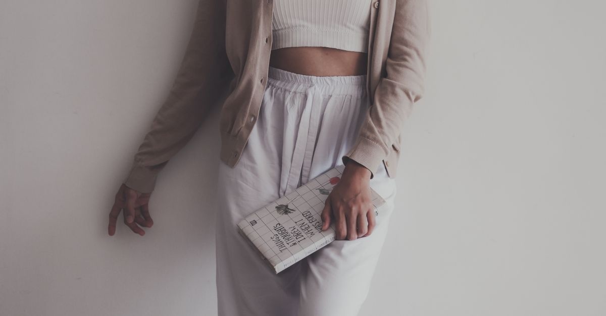 Crop top w roli głównej: pomysły na stylizacje, które podkręcą każdą garderobę