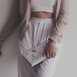 Crop top w roli głównej: pomysły na stylizacje, które podkręcą każdą garderobę