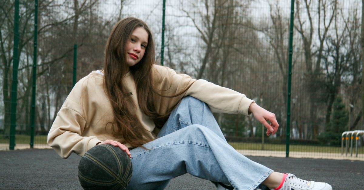 Sportowy szyk na co dzień: jak łączyć wygodę, trendy i własny styl w stylizacjach sportowych