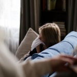 Przebodźcowanie u dorosłych: 12 sygnałów, że Twój mózg ma dość (i jak odzyskać spokój)