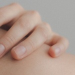 Twoja skóra woła o wodę? 9 sygnałów, że jest odwodniona i jak szybko jej pomóc
